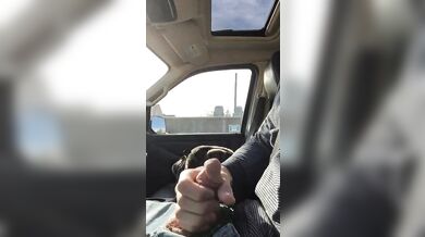 Si sega mentre guida in autostrada