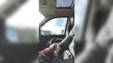 Si sega mentre guida in autostrada