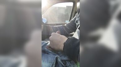 Si sega mentre guida in autostrada