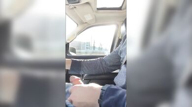 Si sega mentre guida in autostrada