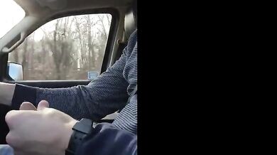 Si sega mentre guida in autostrada