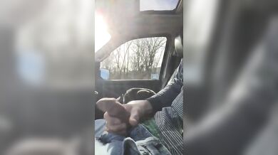 Si sega mentre guida in autostrada