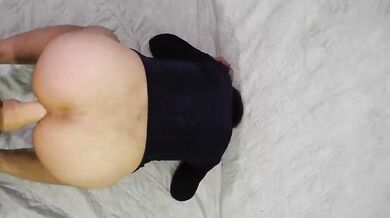 Bel ragazzo si scopa  in profondità e con forza con un enorme vibratore