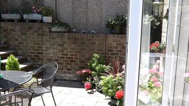 Travestito sexy si masturba in giardino