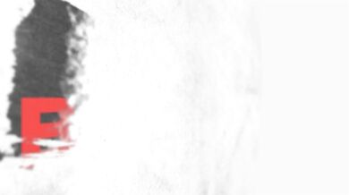 Travestito sexy si masturba in giardino