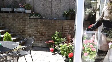 Travestito sexy si masturba in giardino