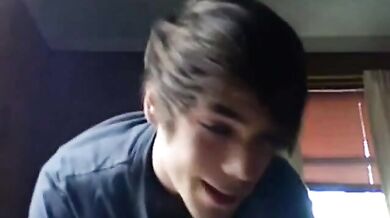 Bel ragazzo in cam che si masturba