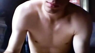 Bel ragazzo in cam che si masturba