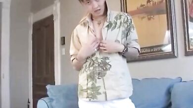 Modello tailandese si denuda e si sega