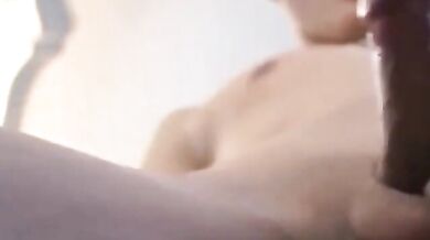 Modello tailandese si denuda e si sega