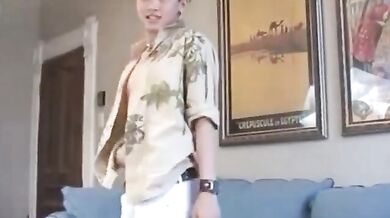 Modello tailandese si denuda e si sega