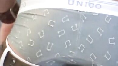 Modello tailandese si denuda e si sega