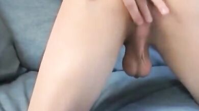 Modello tailandese si denuda e si sega