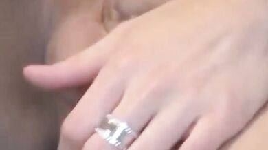 Modello tailandese si denuda e si sega