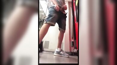 Twink si masturba in treno
