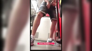 Twink si masturba in treno