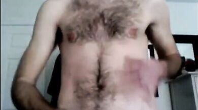 Un bel ragazzo peloso si masturba e mostra il suo culo peloso