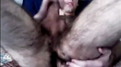 Un bel ragazzo peloso si masturba e mostra il suo culo peloso