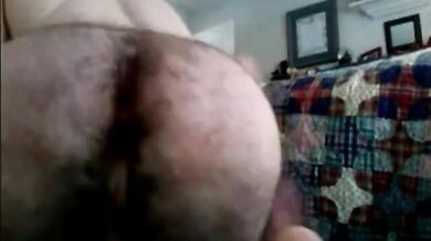 Un bel ragazzo peloso si masturba e mostra il suo culo peloso