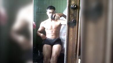 Cazzo indiano che sborra copiosamente