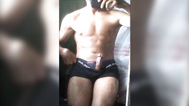 Cazzo indiano che sborra copiosamente