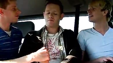 Orgetta gay sul retro del veicolo