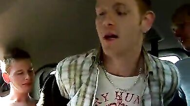 Orgetta gay sul retro del veicolo