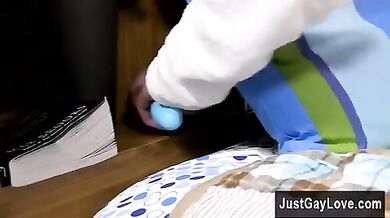 Ragazzo biondo si masturba in camera