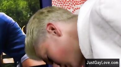 Ragazzo biondo si masturba in camera