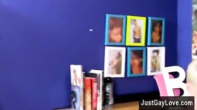 Ragazzo biondo si masturba in camera