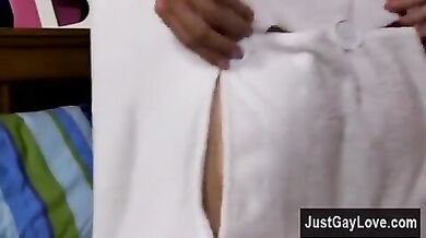 Ragazzo biondo si masturba in camera