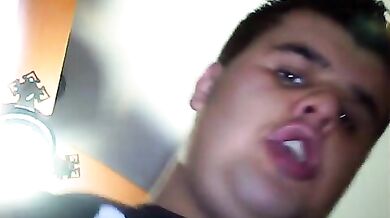 Ragazzo frocio si fa una sega