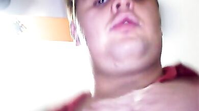 Spogliarello di un gay ciccione su Facebook