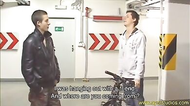 Ragazzo gay svergina con la lingua un etero