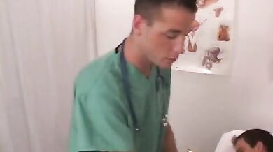 Urologo omosessuale soddisfa un paziente