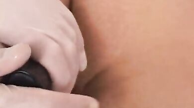 Urologo omosessuale soddisfa un paziente