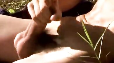 Ragazzo ama farsi le seghe all'aperto