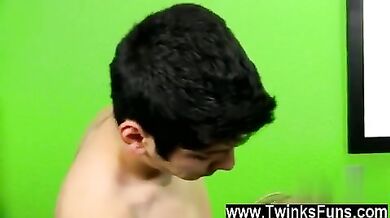 Giovane finocchio si diverte ad essere penetrato