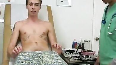 Ragazzo nudo alla visita medica