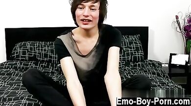 Ragazzino omosessuale si fa una sega