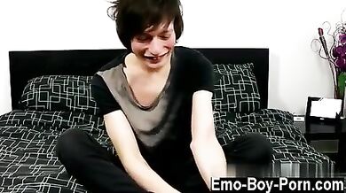 Ragazzino omosessuale si fa una sega