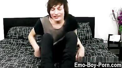 Ragazzino omosessuale si fa una sega