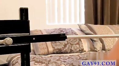 Bel maschietto passivo inculato con una sex machine