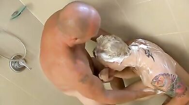 La doccia calda fa arrapare il paparino