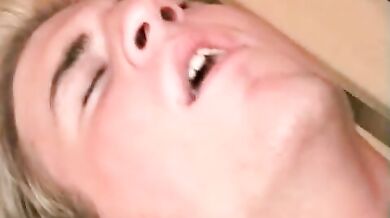 Grosso cazzo gay nel culo di un buiondino