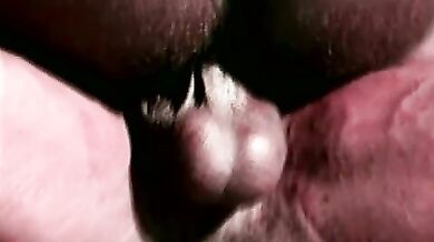 Neri gay si sfondano sul bordo di una piscina