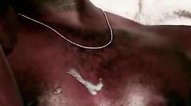 Neri gay si sfondano sul bordo di una piscina