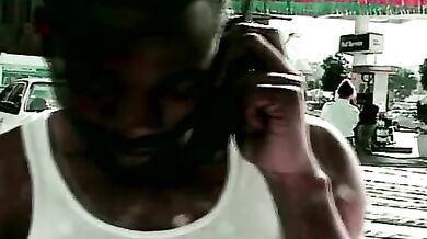 Neri gay si sfondano sul bordo di una piscina