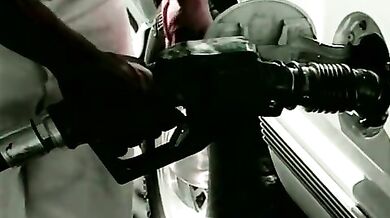 Neri gay si sfondano sul bordo di una piscina