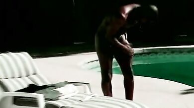 Neri gay si sfondano sul bordo di una piscina